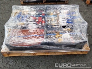 Anleggsmaskiner Unused Pallet of Paint Rollers, Rubber Sleeves, Pipe Clamps with Screw, Flashlights, Digital Multimeters: bilde 3